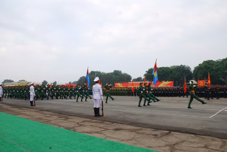 Dai tuong Nguyen Tan Cuong kiem tra dong vien cac khoi dieu binh-Hinh-8