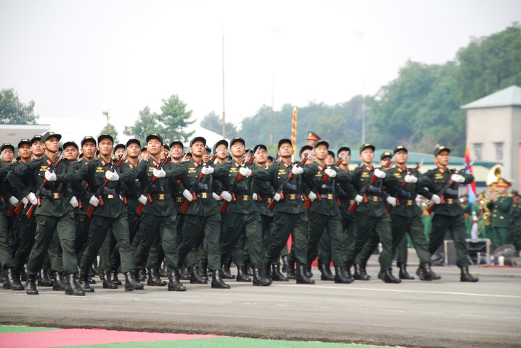 Dai tuong Nguyen Tan Cuong kiem tra dong vien cac khoi dieu binh-Hinh-36