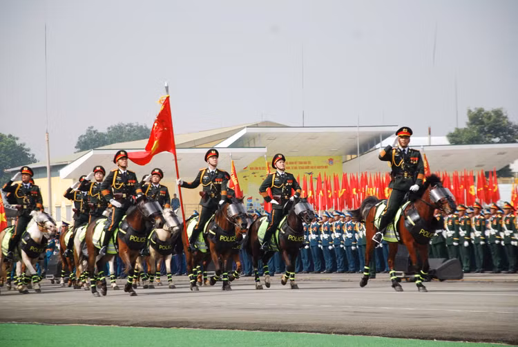 Dai tuong Nguyen Tan Cuong kiem tra dong vien cac khoi dieu binh-Hinh-40