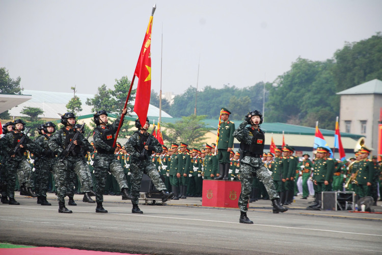 Dai tuong Nguyen Tan Cuong kiem tra dong vien cac khoi dieu binh-Hinh-37