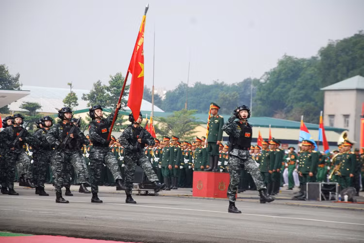 Dai tuong Nguyen Tan Cuong kiem tra dong vien cac khoi dieu binh-Hinh-37