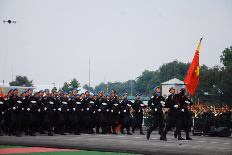 Dai tuong Nguyen Tan Cuong kiem tra dong vien cac khoi dieu binh-Hinh-35