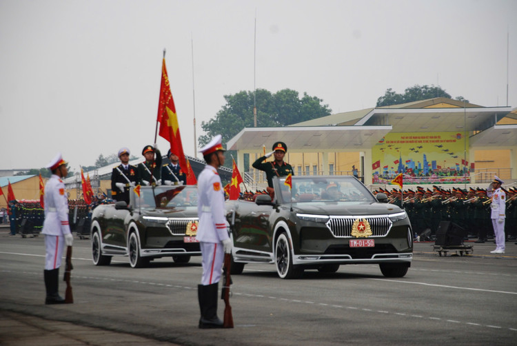 Dai tuong Nguyen Tan Cuong kiem tra dong vien cac khoi dieu binh-Hinh-5