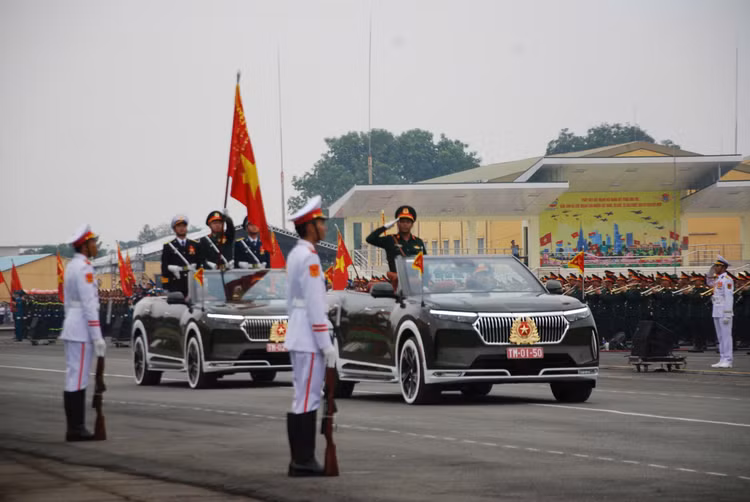 Dai tuong Nguyen Tan Cuong kiem tra dong vien cac khoi dieu binh-Hinh-5