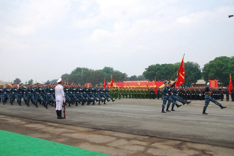 Dai tuong Nguyen Tan Cuong kiem tra dong vien cac khoi dieu binh-Hinh-18
