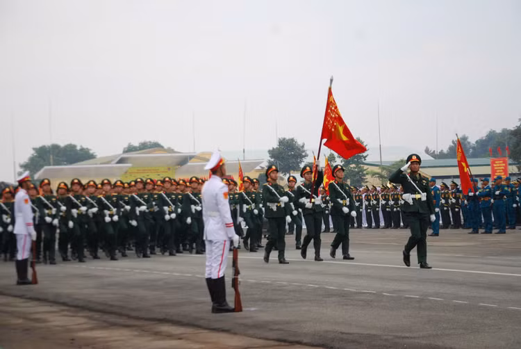 Dai tuong Nguyen Tan Cuong kiem tra dong vien cac khoi dieu binh-Hinh-9
