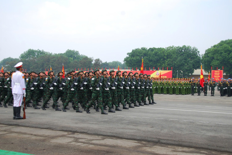 Dai tuong Nguyen Tan Cuong kiem tra dong vien cac khoi dieu binh-Hinh-20