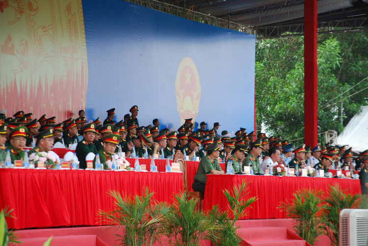Dai tuong Nguyen Tan Cuong kiem tra dong vien cac khoi dieu binh
