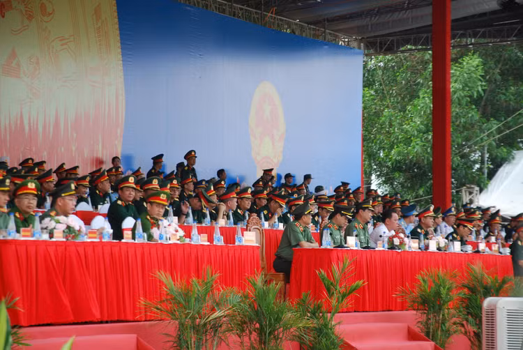Dai tuong Nguyen Tan Cuong kiem tra dong vien cac khoi dieu binh