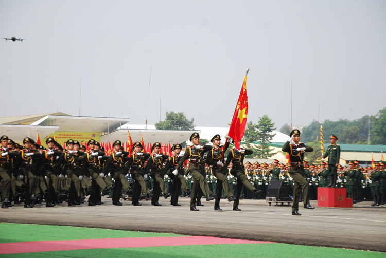 Dai tuong Nguyen Tan Cuong kiem tra dong vien cac khoi dieu binh-Hinh-29