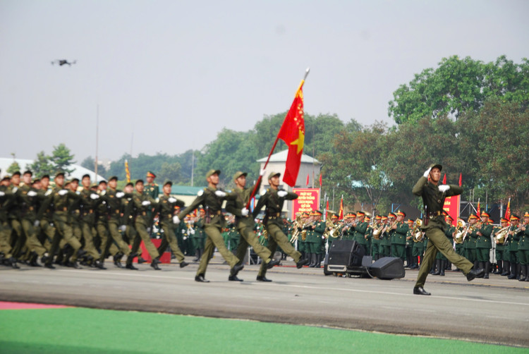 Dai tuong Nguyen Tan Cuong kiem tra dong vien cac khoi dieu binh-Hinh-39