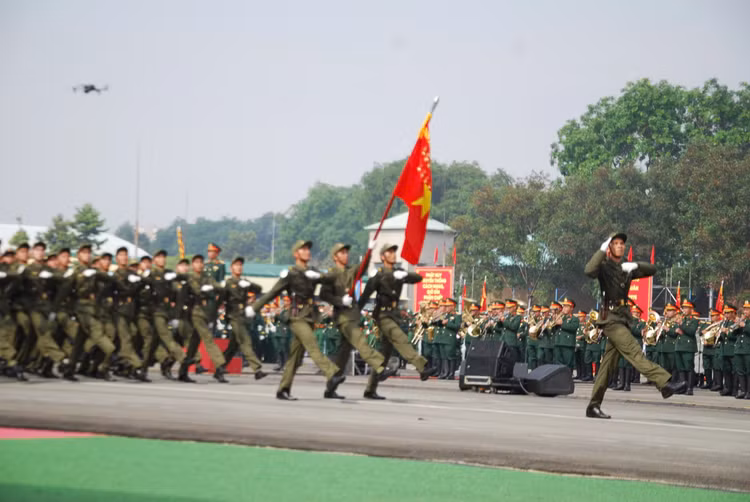 Dai tuong Nguyen Tan Cuong kiem tra dong vien cac khoi dieu binh-Hinh-39