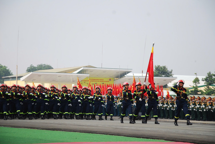 Dai tuong Nguyen Tan Cuong kiem tra dong vien cac khoi dieu binh-Hinh-31