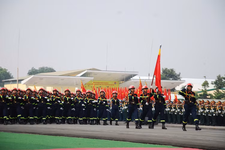 Dai tuong Nguyen Tan Cuong kiem tra dong vien cac khoi dieu binh-Hinh-31