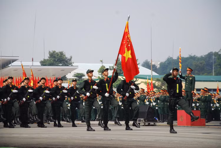 Dai tuong Nguyen Tan Cuong kiem tra dong vien cac khoi dieu binh-Hinh-38