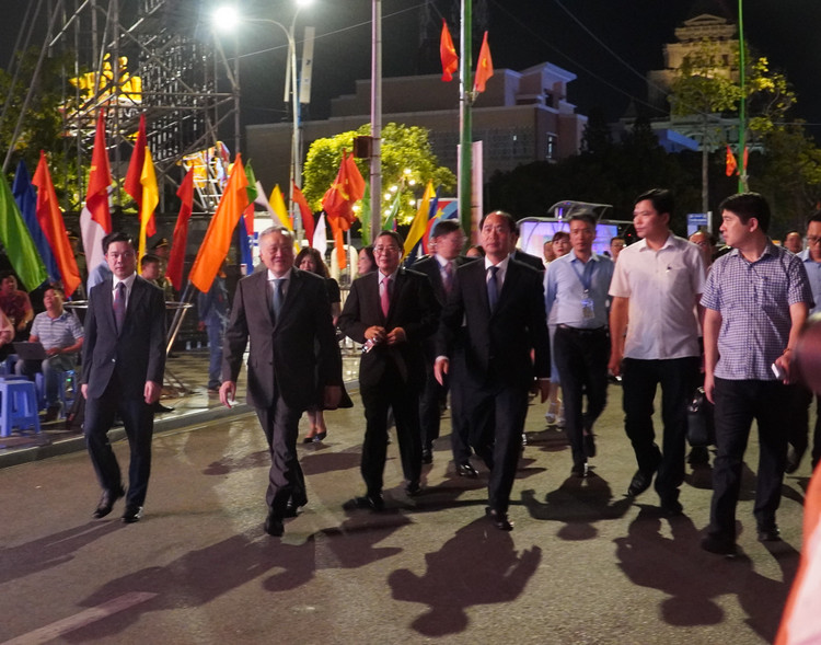 Pho Thu tuong Nguyen Hoa Binh: Binh Thuan can vuon len thanh trung tam