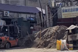 Hà Nội: Bãi vật liệu xây dựng nhếch nhác ở Thanh Xuân