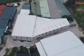Đây là những công trình xây dựng trái phép trên đất nông nghiệp, sử dụng sai mục đích đất tại cánh đồng khu phố Phương Cầu, phường Phương Liễu (tỉnh Bắc Ninh). Phó Chủ tịch UBND phường Phương Liễu Tô Thành Công khẳng định, những công trình này đều xuất hiện trước thời điểm sáp nhập chính quyền địa phương 2 cấp, là tồn tại, lịch sử để lại.