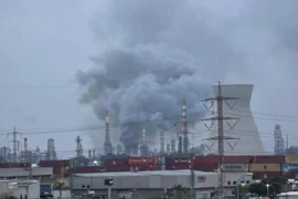 Iran lần đầu sử dụng tên lửa mới, đánh trúng nhà máy lọc dầu của Israel 