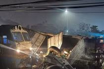 CA Hà Nội khẩn trương điều tra vụ tai nạn tàu hỏa tông nát ô tô tải khiến 2 người thương vong 