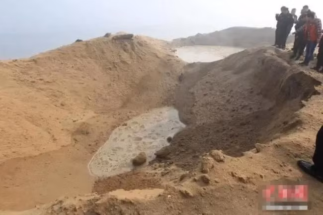 Dao dat dung trung 'qua bom' la, hien truong lap tuc bi phong toa