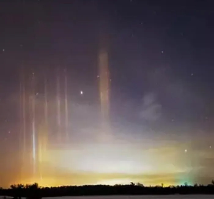 'Cột trụ' bí ẩn xuất hiện trên bầu trời, chuyên gia giải mã sao? - Hình 8 'Cot tru' bi an xuat hien tren bau troi, chuyen gia giai ma sao?-Hinh-8