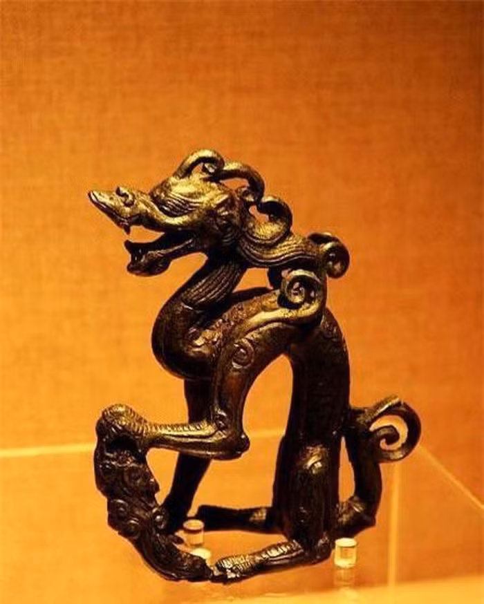 Dao duoc “mieng sat” hinh rong, hoang hon nghe tieng ren ky quai hang dem