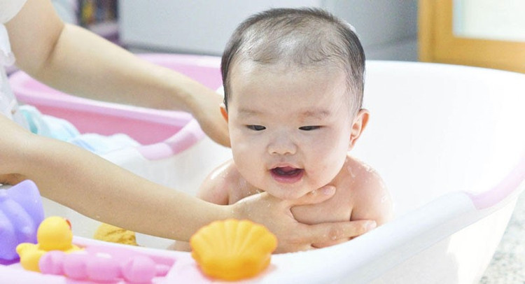 Lưu ý khi chọn sữa tắm cho bé để không hại da Luu y khi chon sua tam cho be de khong hai da