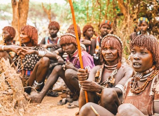 Bo lac bi an, phu nu ngoi xom tren la kho de... sinh con