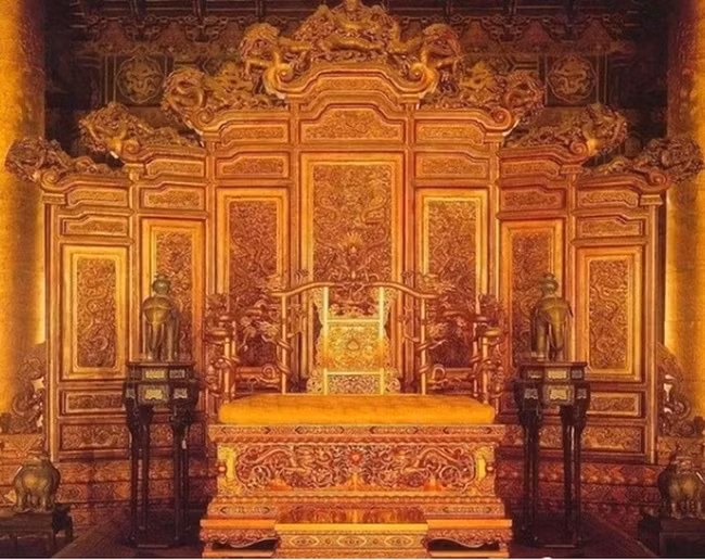 Dao trung khuc go quy 650 ty dong, cong nhan chop mat doi doi-Hinh-3