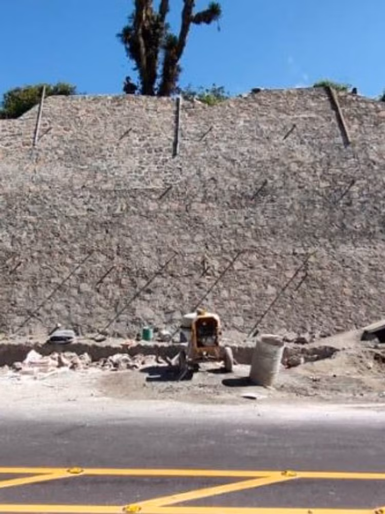 Cong truong dung thi cong khan cap vi phat hien ‘vat the la’-Hinh-8