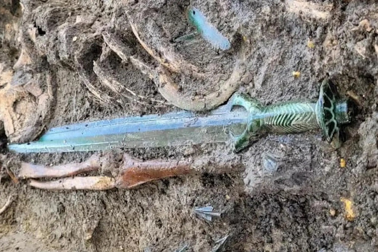 Bat ngo thanh kiem bi an tu mo co 3.000 nam van “long lay