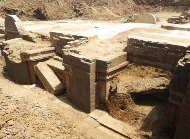 Trom gach mo co de xay nha, lao nong bat ngo gap hoa-Hinh-3