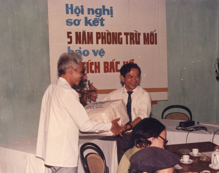 Cố PGS.TS Vũ Văn Tuyển (bên phải) trong Hội nghị tổng kết 5 năm phòng trừ mối bảo vệ di tích Bác Hồ
