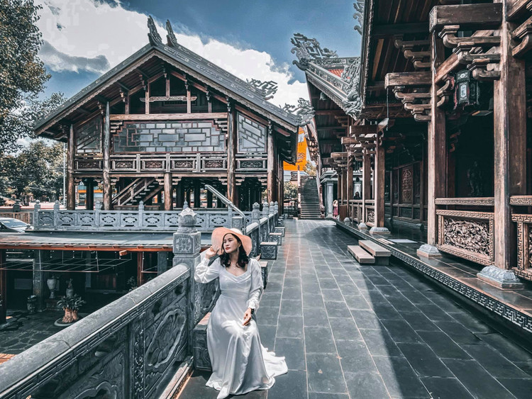 Bởi lối kiến trúc độc đáo, quy mô hoành tráng với cảnh sắc hữu tình, tại chùa không thiếu những góc sống ảo hết sức lung linh. Ảnh: Hoàng Luân Bởi lối kiến trúc độc đáo, quy mô hoành tráng với cảnh sắc hữu tình, tại chùa không thiếu những góc sống ảo hết sức lung linh. Ảnh: Hoàng Luân