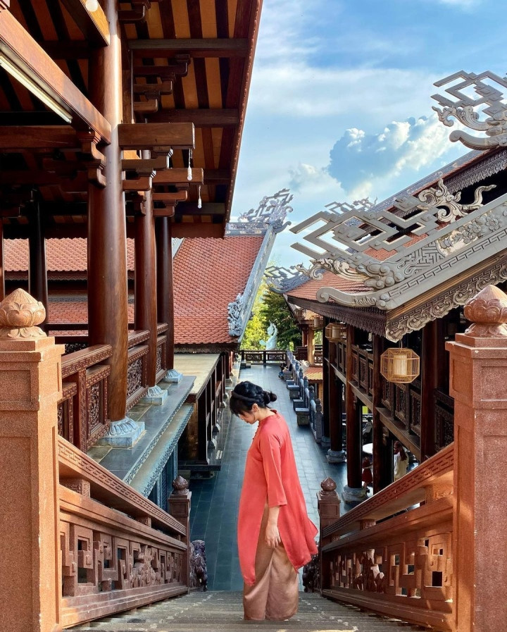 Chính vì sở hữu nét độc đáo trong thiết kế mà nhiều bạn trẻ thời gian qua đã cho ra đời nhiều bức ảnh "sống ảo" cực đẹp khi đến check in chùa Khải Đoan. Ảnh: normaltus Chính vì sở hữu nét độc đáo trong thiết kế mà nhiều bạn trẻ thời gian qua đã cho ra đời nhiều bức ảnh "sống ảo" cực đẹp khi đến check in chùa Khải Đoan. Ảnh: normaltus