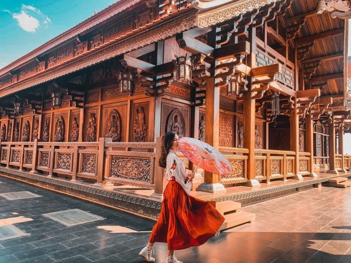 Từ cấu trúc chung cho đến những hoa văn tiểu tiết, ngôi chùa đều khiến khách tham quan phải trầm trồ khi chiêm ngưỡng. Ảnh: Bao Tran Từ cấu trúc chung cho đến những hoa văn tiểu tiết, ngôi chùa đều khiến khách tham quan phải trầm trồ khi chiêm ngưỡng. Ảnh: Bao Tran