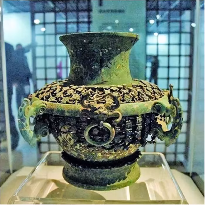 Dao muong vu cay, vo tinh dung trung binh co day vang lap lanh-Hinh-2