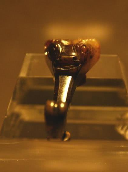 Dao muong vu cay, vo tinh dung trung binh co day vang lap lanh-Hinh-9