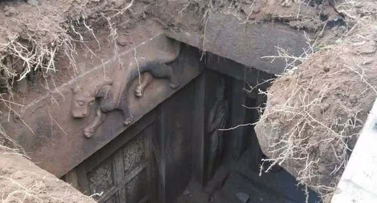 Dao trung mo co, cong nhan nga quy thay chu la tren tam bia-Hinh-4