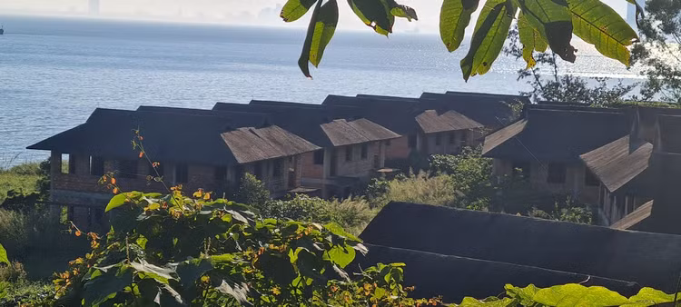 Am anh loat biet thu bo hoang duoi chan nui Son Tra