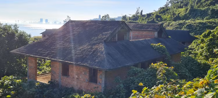 Am anh loat biet thu bo hoang duoi chan nui Son Tra-Hinh-6