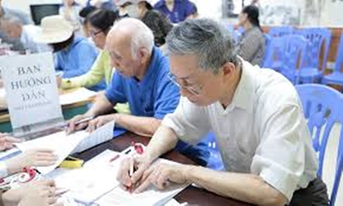 De xuat tang tuoi nghi huu cho mot so linh vuc len 70