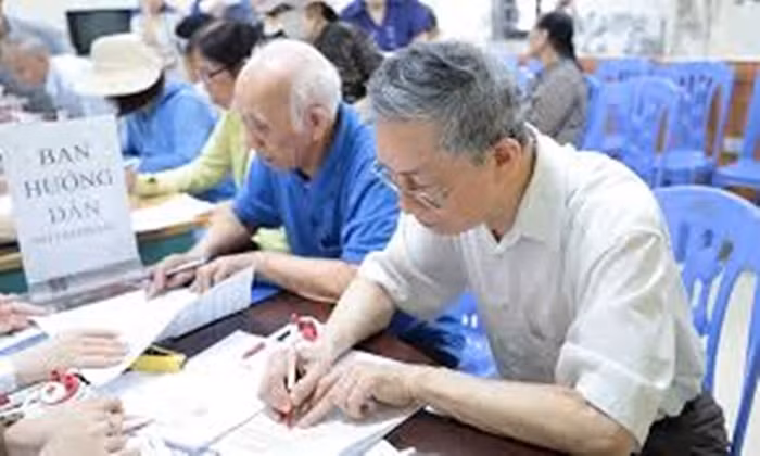 De xuat tang tuoi nghi huu cho mot so linh vuc len 70