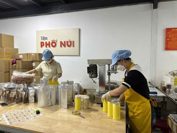 Phat hien sai pham an toan thuc pham tai Tiem Pho Nui, Gia Lai