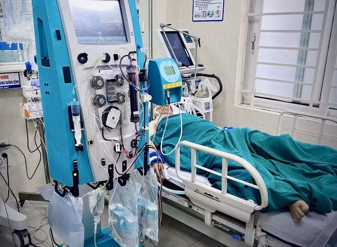 Cuu song cu ba ngo doc thuoc huyet ap nguy kich