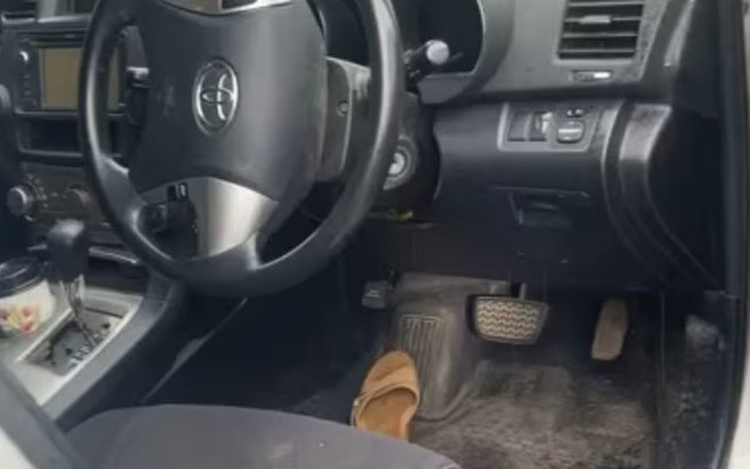 That kinh sinh vat cuc doc truon duoi chan khi dang lai xe