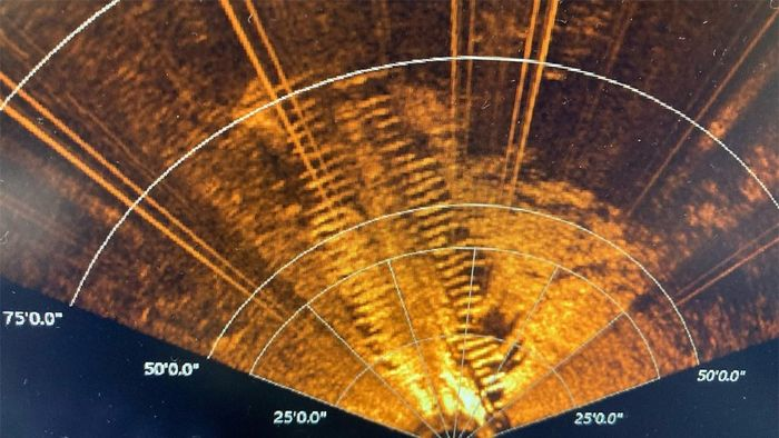 Đi câu cá, đụng trúng vật thể lạ chứa bí mật gây choáng - Hình 2 Di cau ca, dung trung vat the la chua bi mat gay choang-Hinh-2