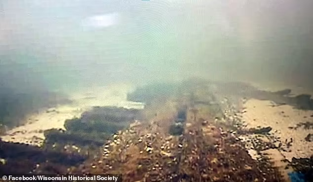 Đi câu cá, đụng trúng vật thể lạ chứa bí mật gây choáng - Hình 7 Di cau ca, dung trung vat the la chua bi mat gay choang-Hinh-7