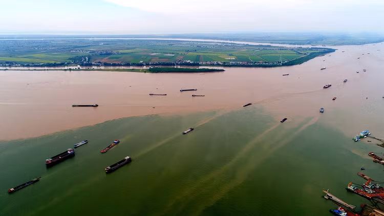 Bi an ho Ba Duong noi tieng Trung Quoc, duoi day co “cong khong gian